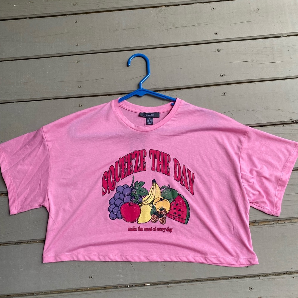 NWOT Women’s fruit themed Graphic Crop Top Size M